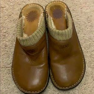 ⭐️EUC Ugg S/N 1934 lined slip on leather wedge